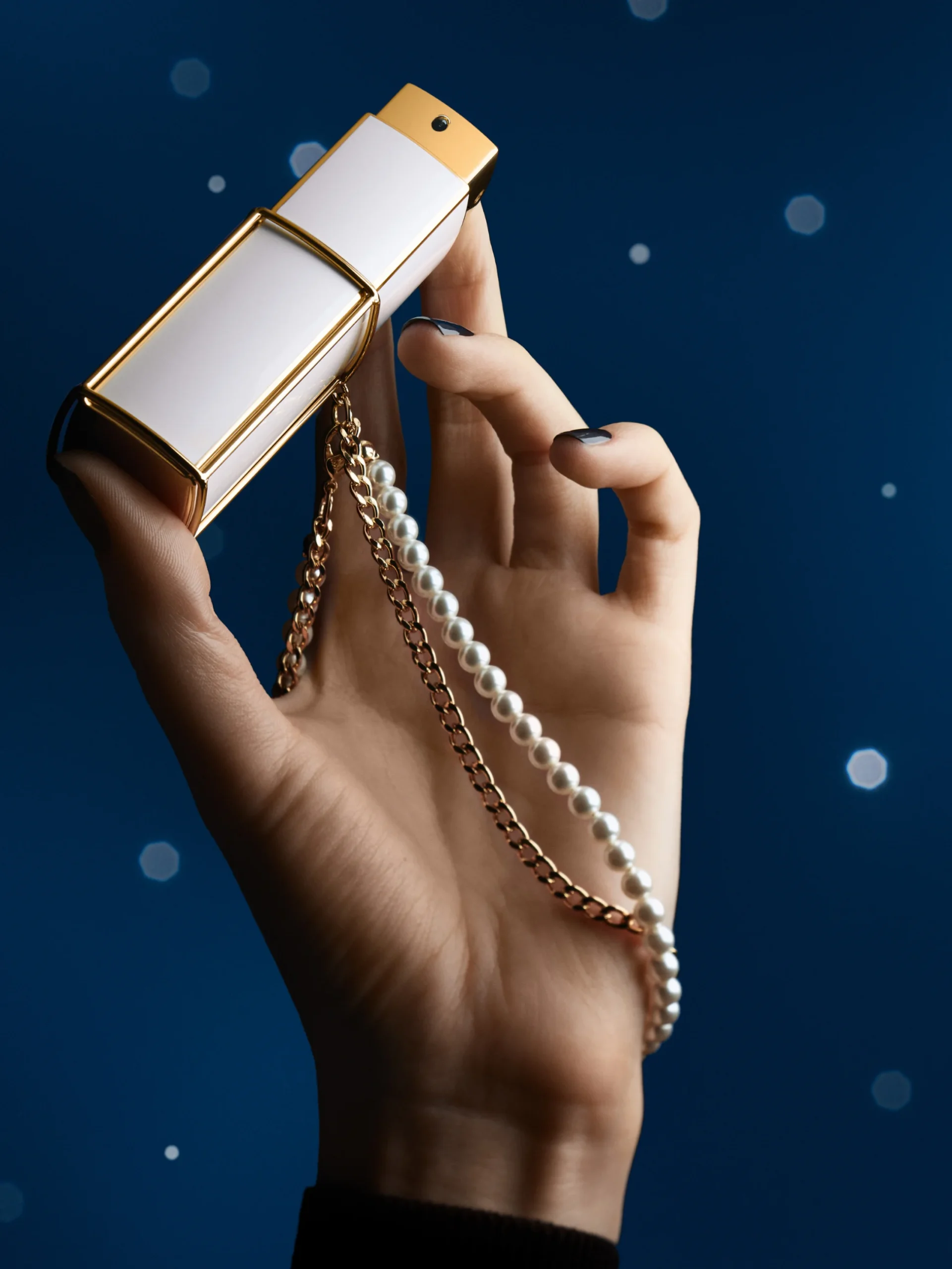 1757936194733-ccm-hand_2596x1948 بخاخ كوكو مادموزيل - الصورة 1