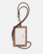 ⁦كوتش حافظة بطاقة الهوية بحمالة قنب بشعار الماركة الشهير⁩ - الصورة ⁦2⁩